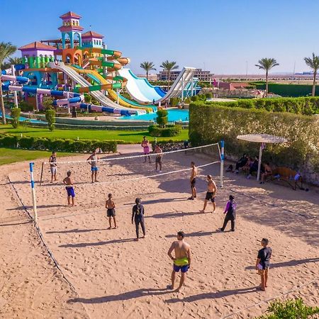 沙姆沙伊赫 Charmillion Club Aquapark酒店 外观 照片 Tourists playing beach volleyball in Egypt