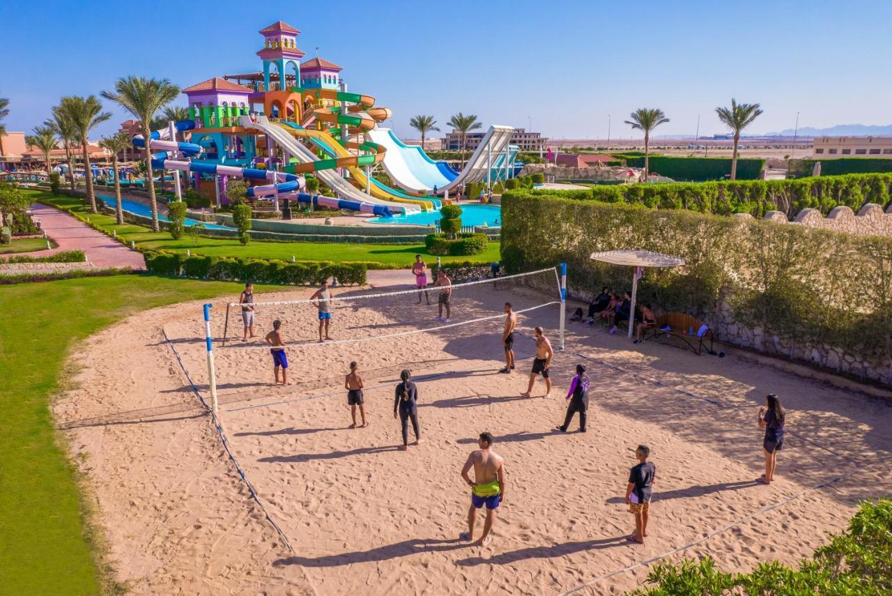 沙姆沙伊赫 Charmillion Club Aquapark酒店 外观 照片 Tourists playing beach volleyball in Egypt