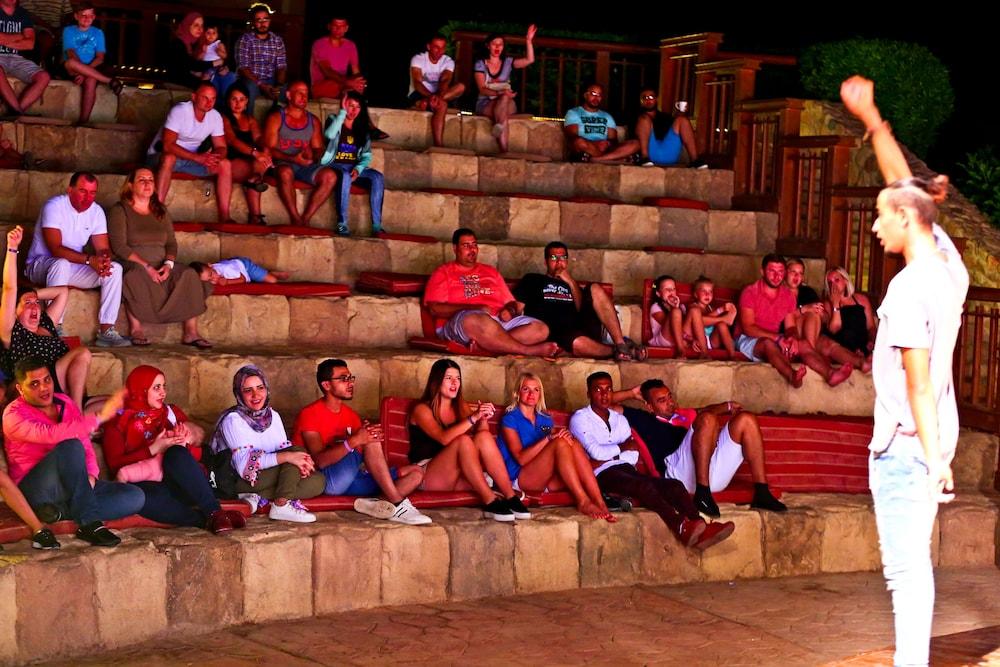 沙姆沙伊赫 Charmillion Club Aquapark酒店 外观 照片 Audience at the Sun City resort